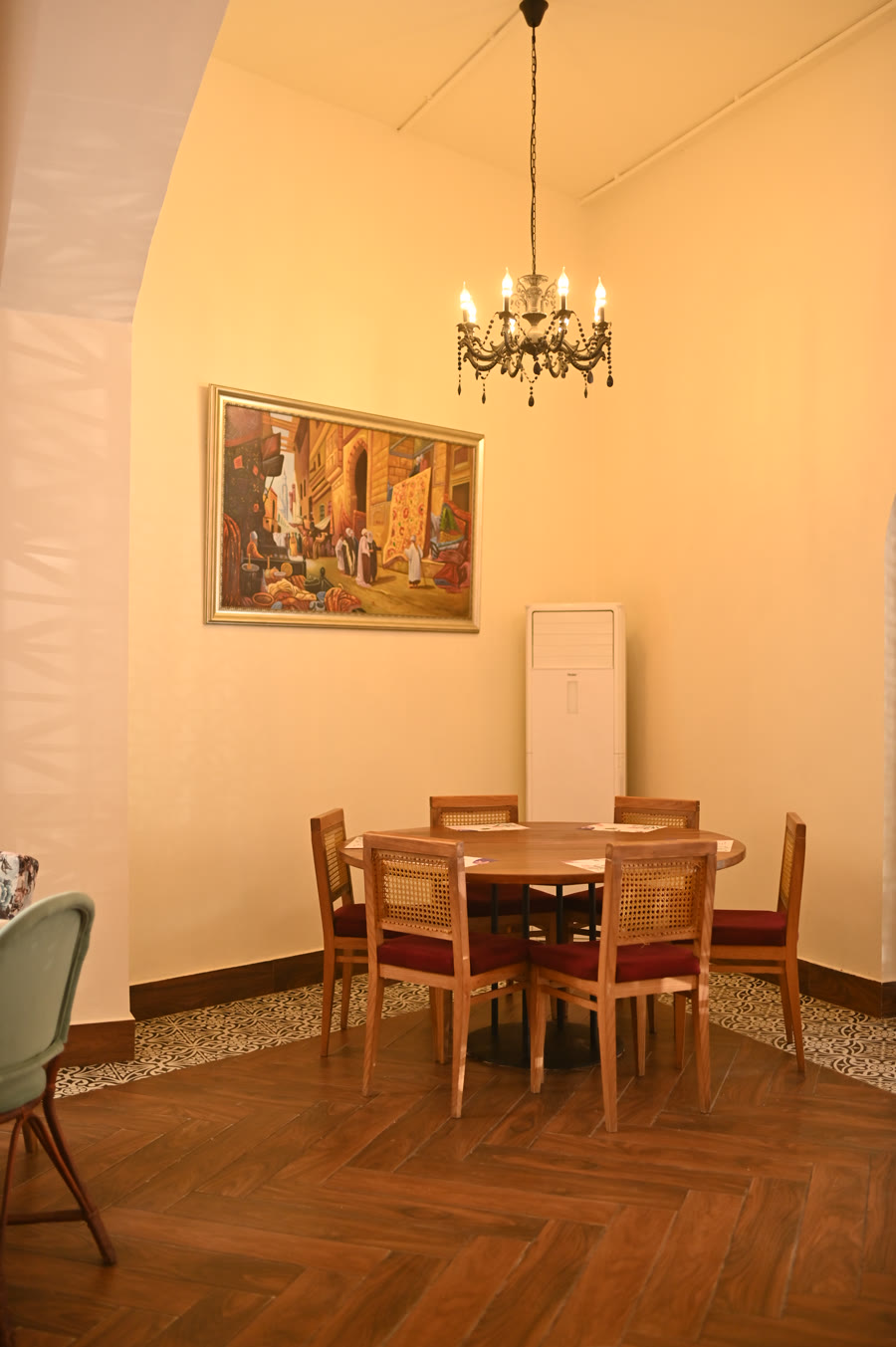 Inside Th&eacute;&acirc;tre &mdash; the arched dining room